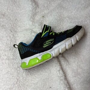 Skechers Black and Green Sneakers Modern Athletic Design